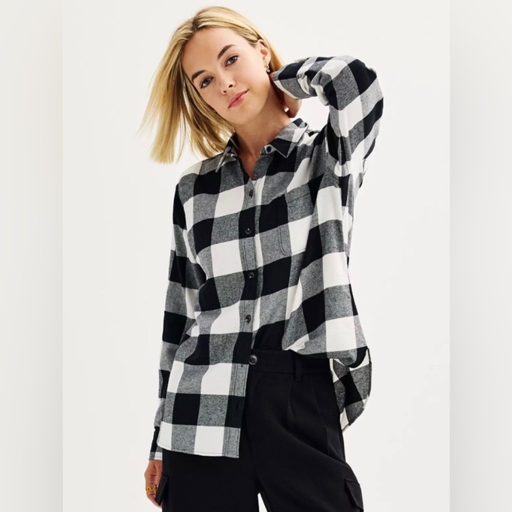 SO Black and White Buffalo Plaid Flannel Shirt Size M Junior’s